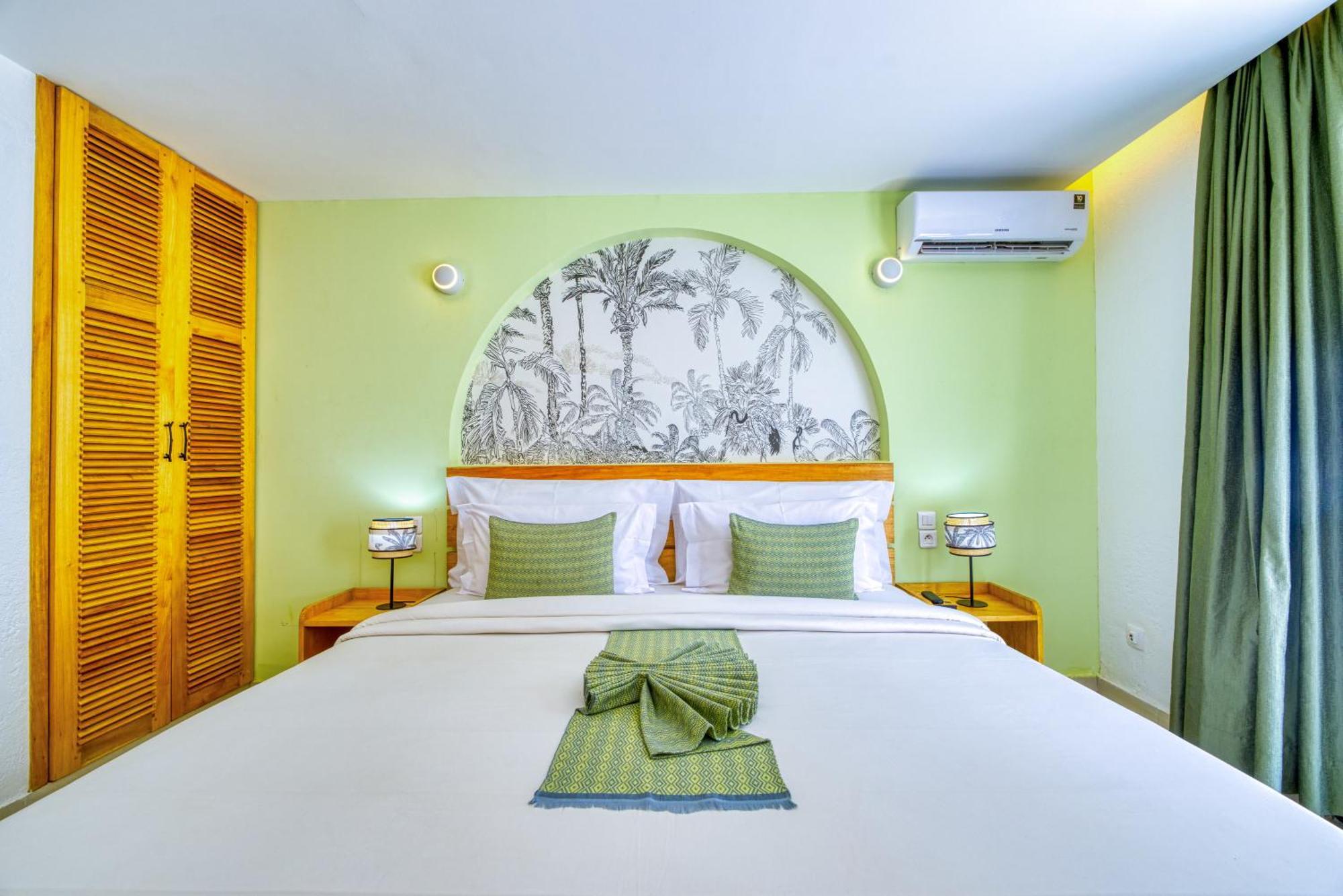 סומון Hotel Africa Queen מראה חיצוני תמונה